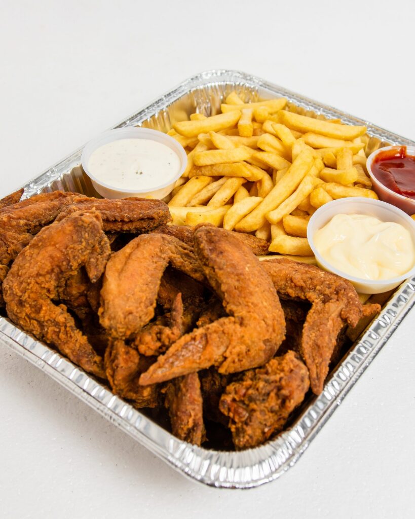 Bandeja de alitas de RiQUi's para compartir: alitas de pollo fritas con papas fritas y salsas ranch, de tomate y mayonesa