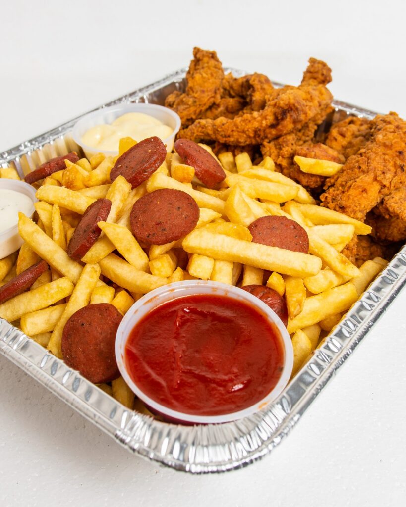 Bandeja de fajitas de RiQUi's para compartir: papas fritas con fajitas de salchicha, dedos de pollo apanados y salsas