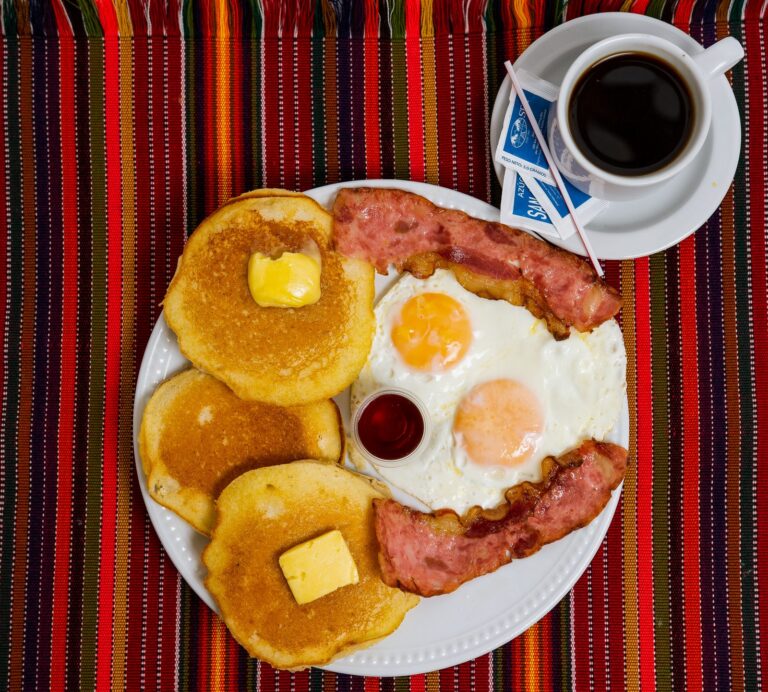 Desayuno americano de RiQUi's con huevos, pan y acompañamientos