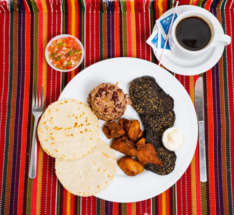 Desayuno Diriambino en Carazo, llamado Desayuno Especial Nica en Rivas: el mismo plato con distinto nombre según el local