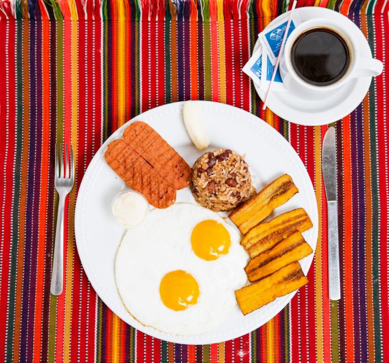 Desayuno RiQUi's: gallo pinto, huevo, queso, maduro y tortilla, servido en Diriamba y Rivas
